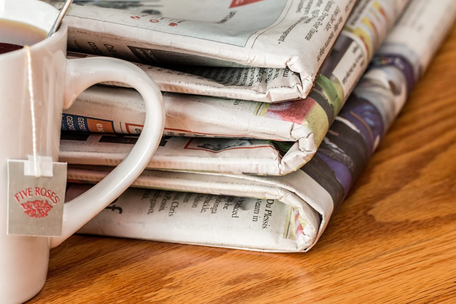 pile de journaux avec un thé